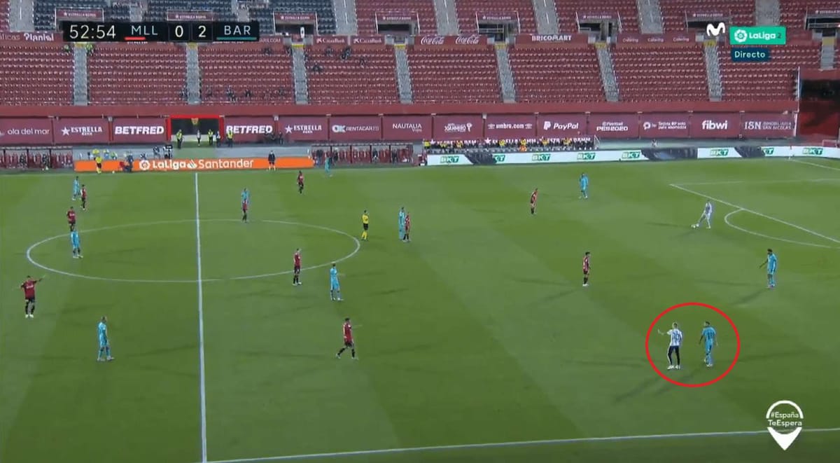 Kibic wtargnął na boisku podczas meczu Barcelony po to, by zrobić zdjęcie z Messim! [WIDEO] Zdjęcie główne wpisu