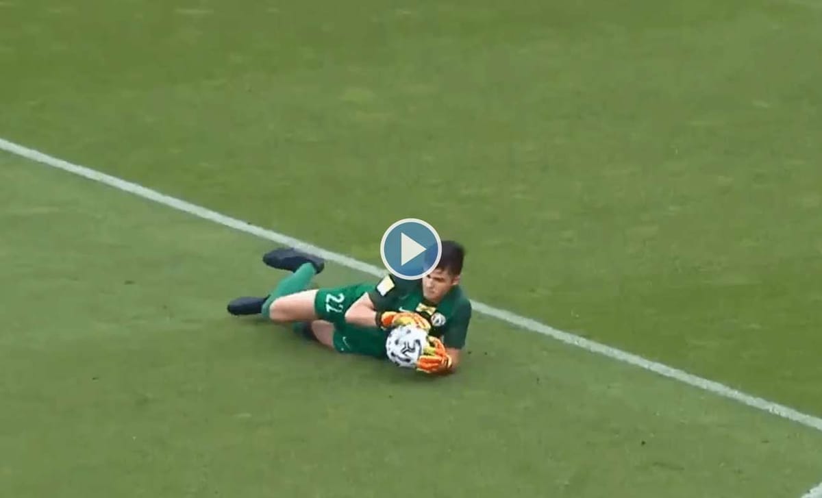 Niecodzienna sytuacja w 1. lidze! Bramkarz złapał piłkę poza polem karnym i uniknął kary? [WIDEO] Zdjęcie główne wpisu