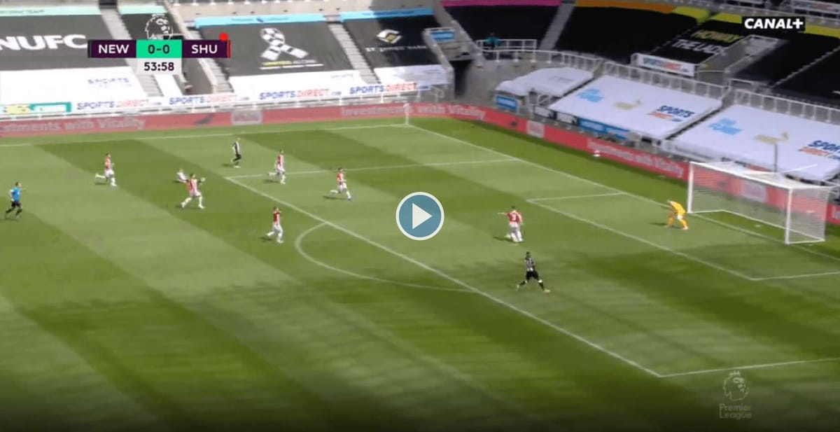 Kosmiczny kiks w Premier League! Obrońca nie trafił w piłkę i… [WIDEO] Zdjęcie główne wpisu