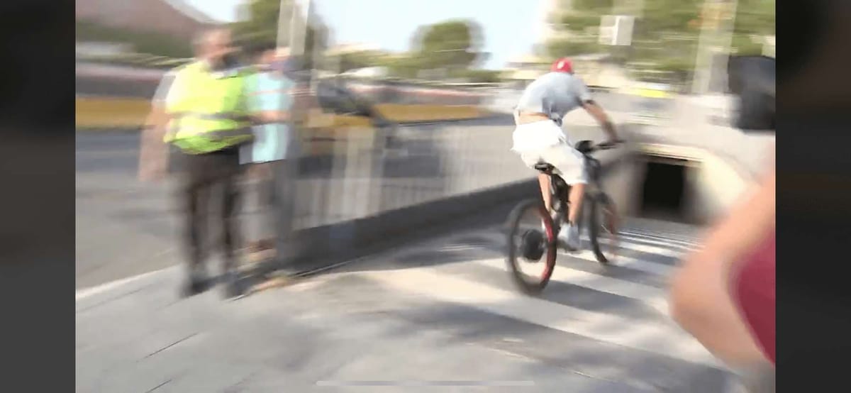 Piłkarz FC Barcelony przyjechał na mecz… na rowerze. Niecodzienny widok Zdjęcie główne wpisu