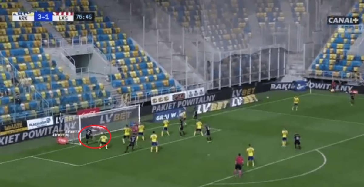 Piłkarze ŁKS-u weszli na wyższy level. Napastnik wybił piłkę zmierzającą do bramki [WIDEO] Zdjęcie główne wpisu