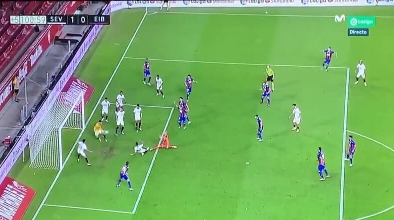 Strzelił gola, a następnie stanął na bramce! Obronił strzał w 100. minucie meczu [WIDEO] Zdjęcie główne wpisu