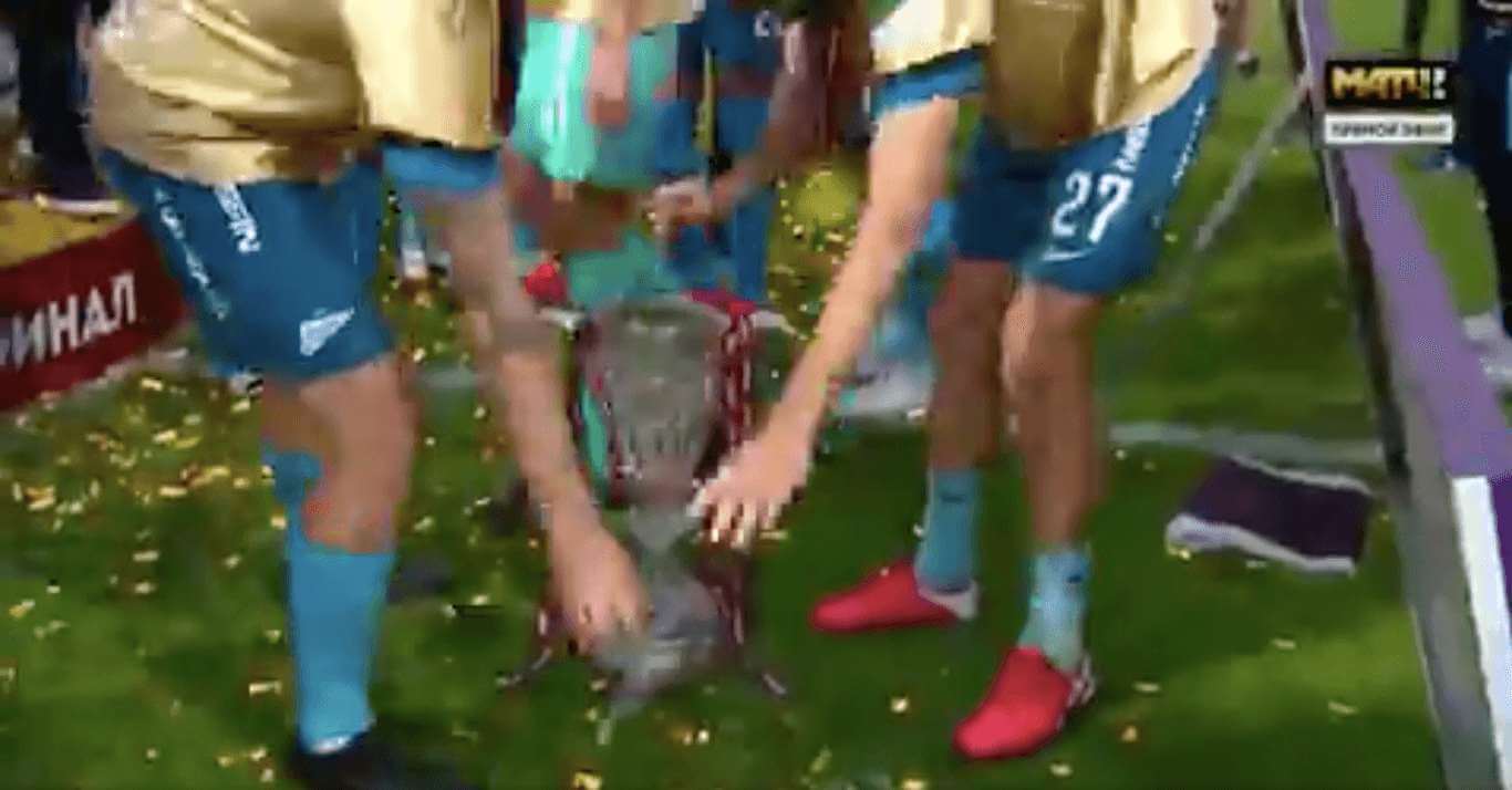 Niecodzienna sytuacja. Piłkarze zbili puchar [WIDEO] Zdjęcie główne wpisu