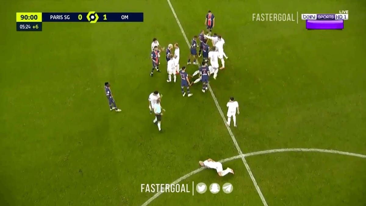 Szalona końcówka meczu w Paryżu! Sędzia pokazał 5 czerwonych kartek! [WIDEO] Zdjęcie główne wpisu