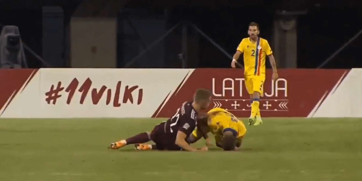 Piłkarzowi Rakowa odcięło prąd! Łotysz poczuł się jak w MMA [WIDEO] Zdjęcie główne wpisu