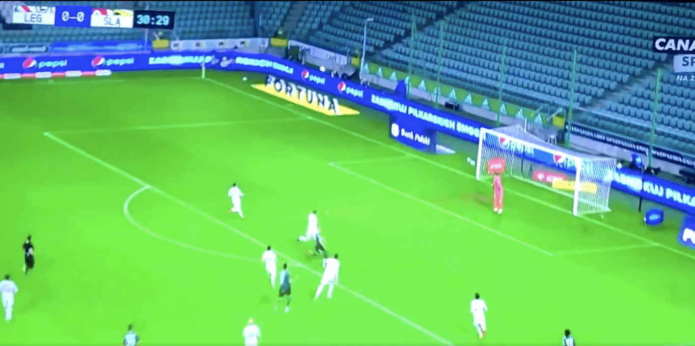 Fatalne kiksy przy Łazienkowskiej! Pekhart nie trafia na pustą bramkę, Exposito strzela w kosmos [WIDEO] Zdjęcie główne wpisu