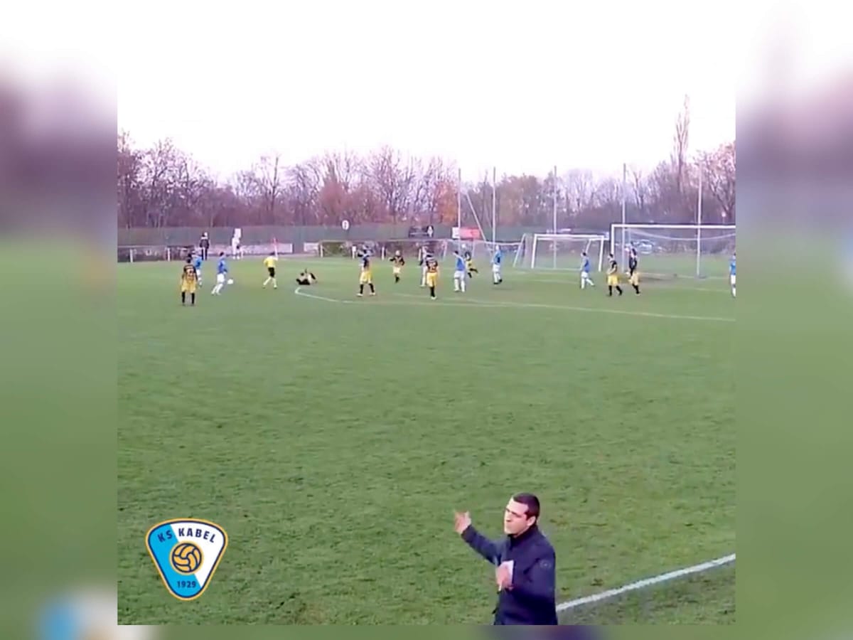 Koledzy z drużyny zderzyli się w polu karnym rywala. Decyzja arbitra – rzut karny [WIDEO] Zdjęcie główne wpisu