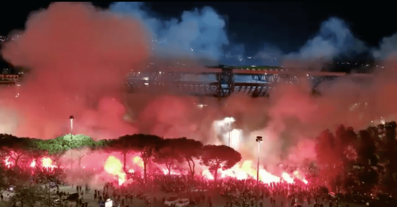 Tłumy pod stadionem Napoli! Tak kibice żegnają Maradonę [WIDEO] Zdjęcie główne wpisu