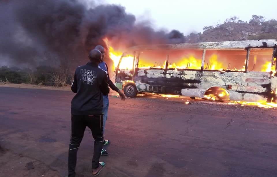 Autobus pełen piłkarzy zaczął płonąć. Sportowcy zaczęli uciekać przez okna [WIDEO] Zdjęcie główne wpisu