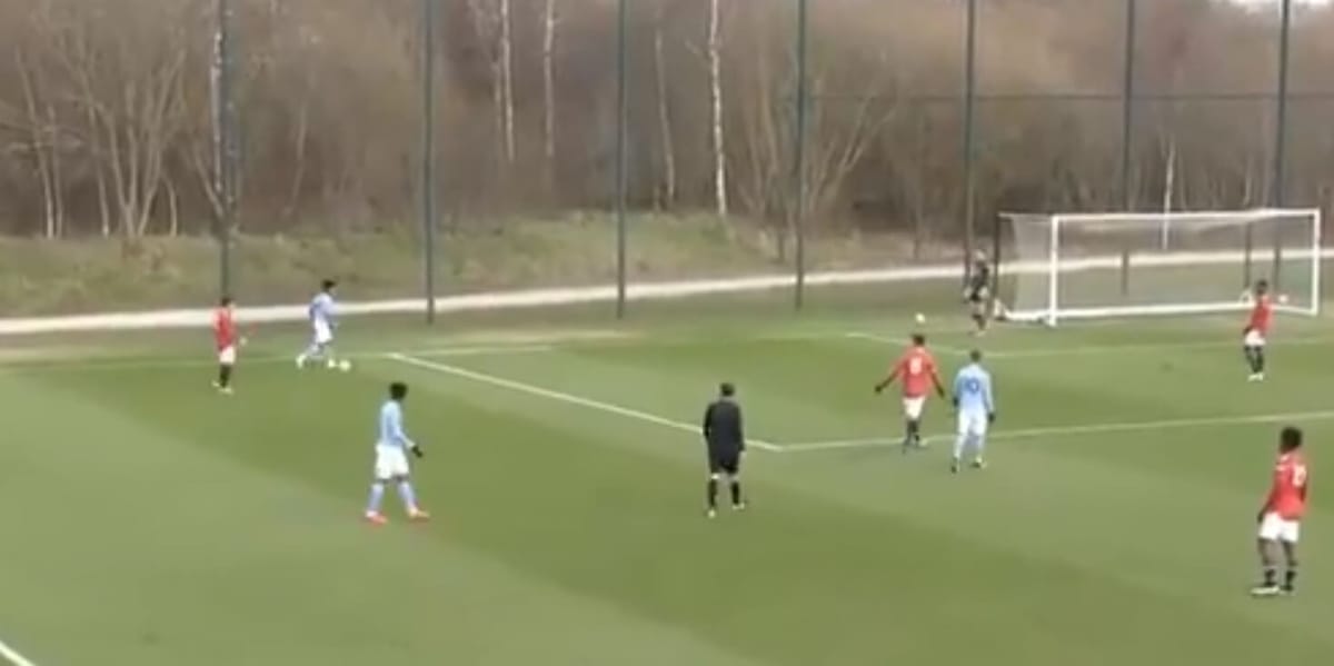 Kuriozalna sytuacja w derbach Manchesteru. Piłkarz City przejął piłkę po geście fair play i strzelił bramkę [WIDEO] Zdjęcie główne wpisu