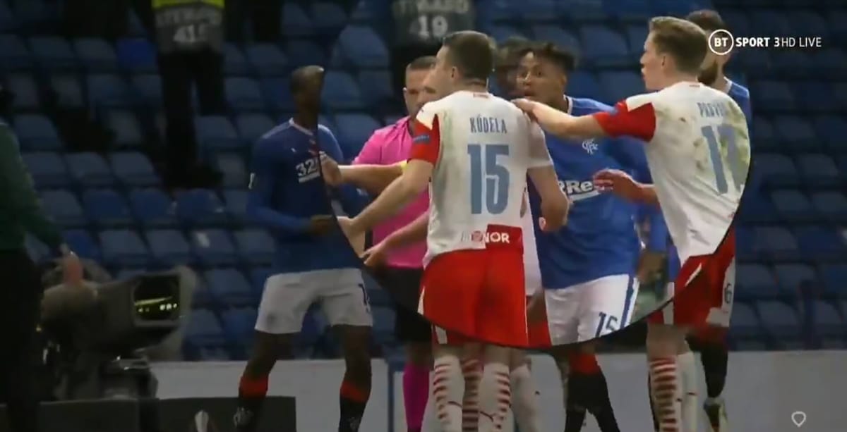 Kolejne afery w meczu Rangersów ze Slavią. Doszło do rasizmu, pobito czeskiego piłkarza Zdjęcie główne wpisu