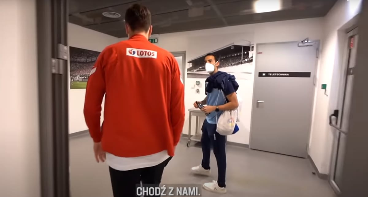 Piękny gest Szczęsnego po meczu z Andorą. Pomógł rywalowi z boiska znaleźć Lewandowskiego i zdobyć zdjęcie [WIDEO] Zdjęcie główne wpisu