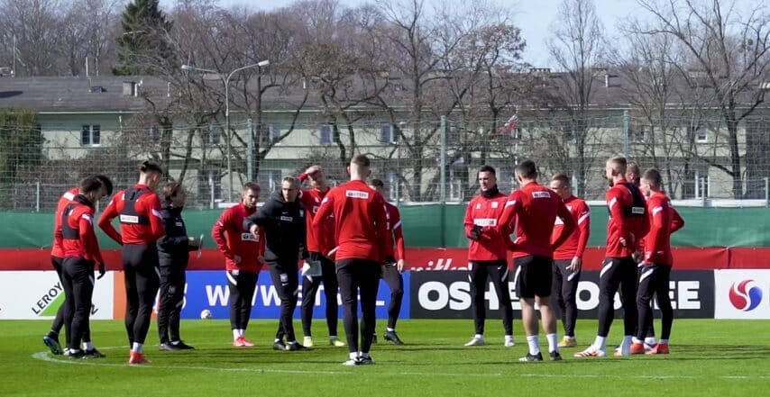 Kontuzja pomocnika reprezentacji Polski! Opuścił boisko przy pomocy lekarzy Zdjęcie główne wpisu