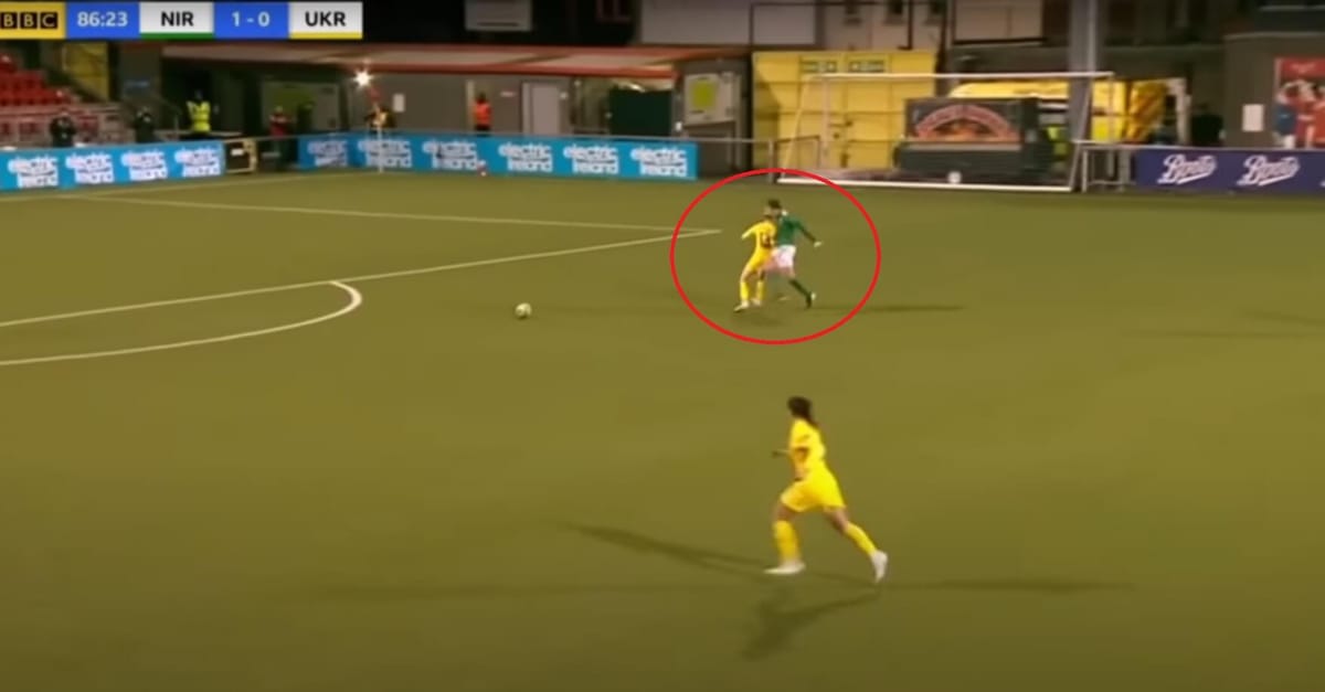 Kuriozalny faul w meczu kobiet. Co ona miała w głowie? [WIDEO] Zdjęcie główne wpisu