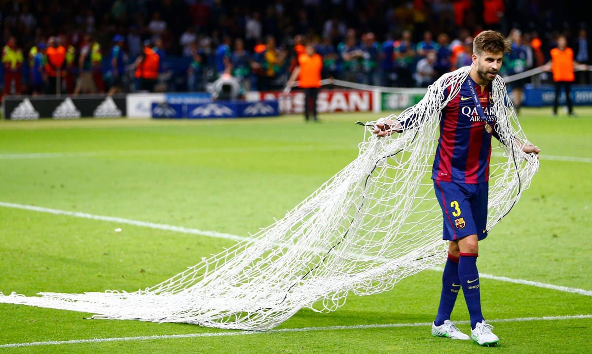 Dlaczego Gerard Pique zabiera siatkę z bramki po wygranym turnieju? Zdjęcie główne wpisu