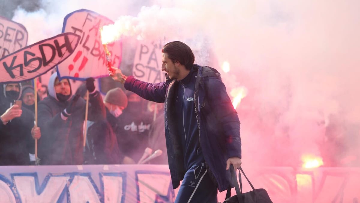 Grabara przed meczem przyłapany z racą. Później wpuścił dwa gole Zdjęcie główne wpisu