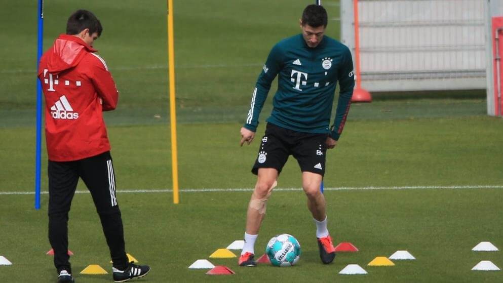 Lewandowski wrócił do treningów z piłką! Bayern podjął decyzję ws. występu Polaka w jutrzejszym meczu Zdjęcie główne wpisu