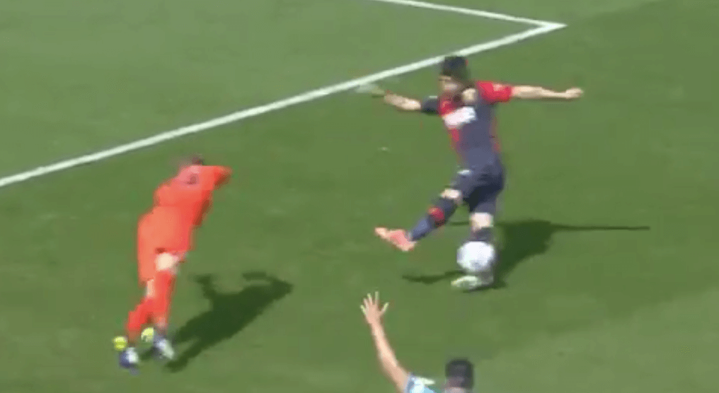 Co zrobił bramkarz? Jak napastnik tego nie trafił? Kuriozalna sytuacja w Serie A [WIDEO] Zdjęcie główne wpisu