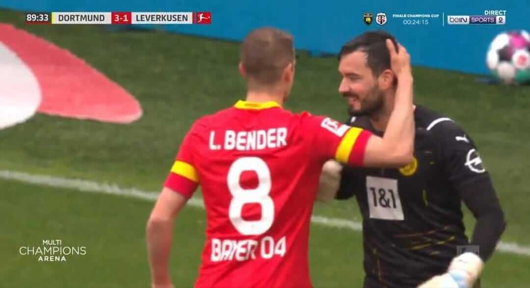 Świetny gest w pożegnalnym meczu braci Bender. Roman Burki nie bronił rzutu karnego [WIDEO] Zdjęcie główne wpisu