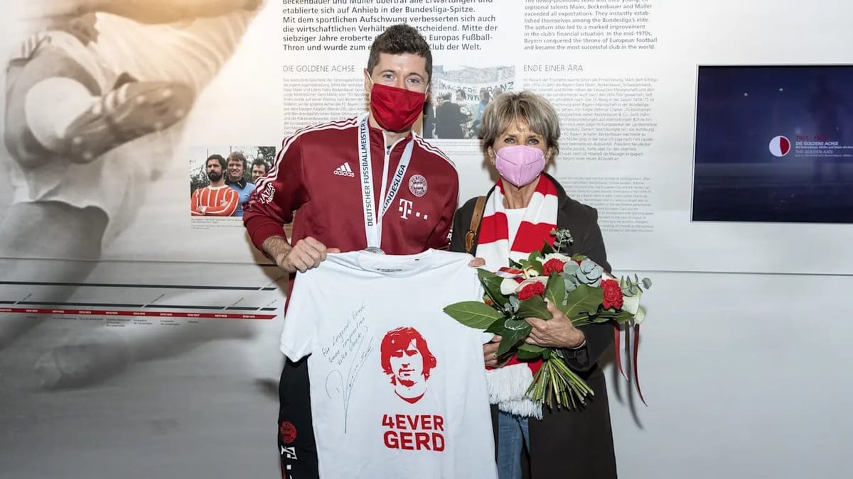 Wyjątkowy gest Roberta Lewandowskiego. Polak wręczył prezent żonie Gerda Mullera Zdjęcie główne wpisu