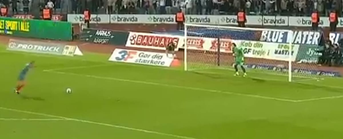 Kamil Grabara bohaterem Aarhus GF! Obronił trzy rzuty karne w meczu o awans do Ligi Konferencji [WIDEO] Zdjęcie główne wpisu