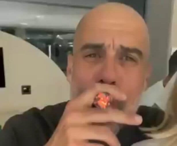 Pep Guardiola bohaterem hitowego filmiku. Świętował mistrzostwo… śpiewając i paląc cygaro [WIDEO] Zdjęcie główne wpisu