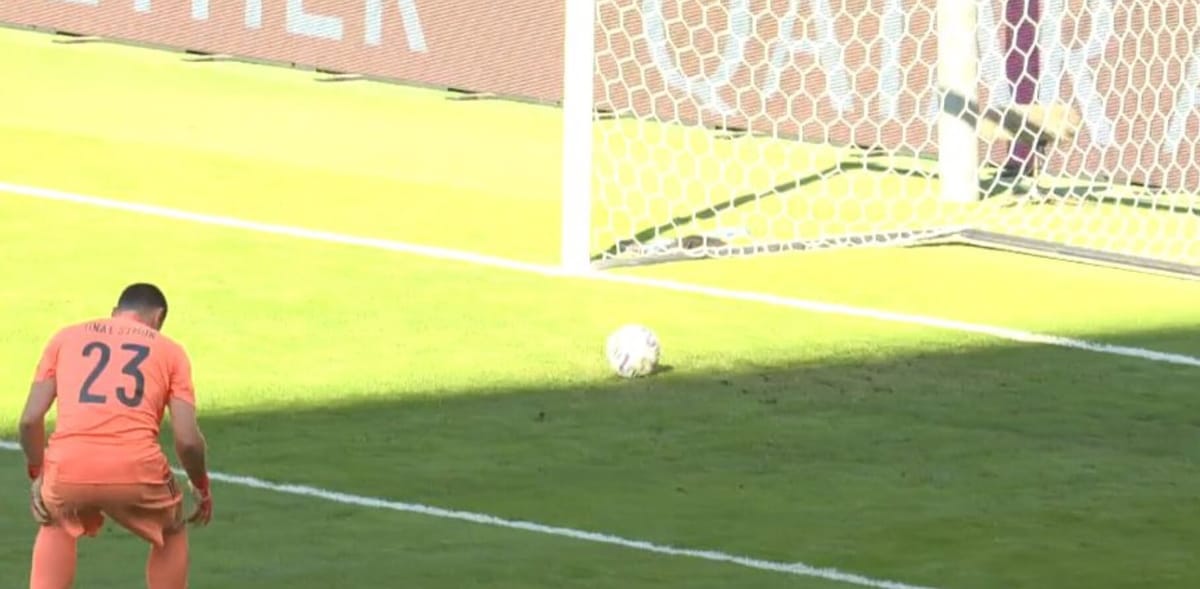 Kolejny samobój na EURO! Unai Simon zabawił się w Boruca [WIDEO] Zdjęcie główne wpisu