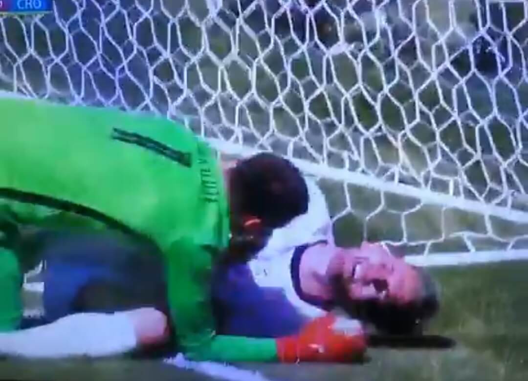 Znakomita postawa chorwackiego bramkarza! Sprawdził stan zdrowia rywala po zderzeniu ze słupkiem [WIDEO] Zdjęcie główne wpisu