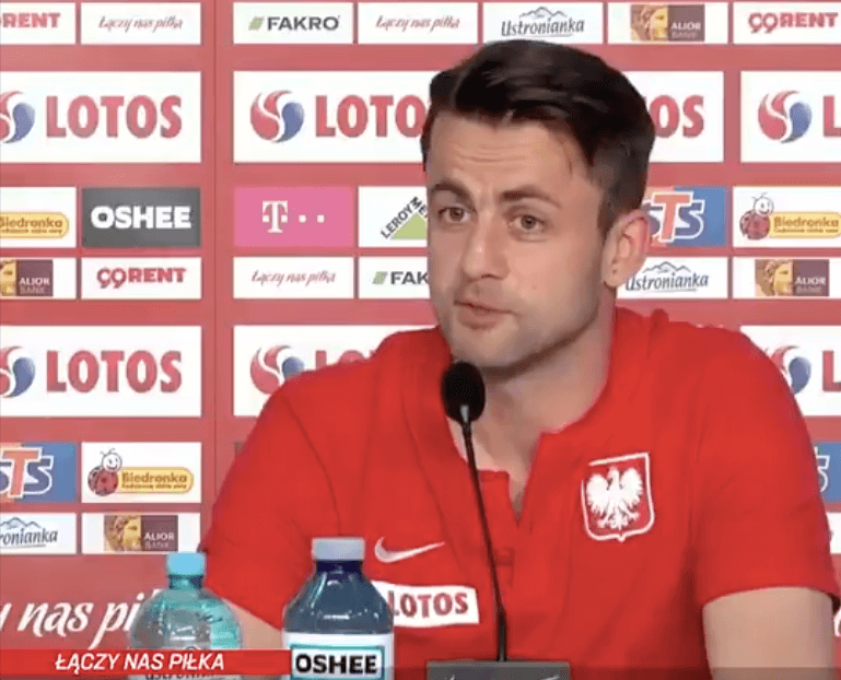 Kolejny popis dziennikarzy na zgrupowaniu. Łukasz Fabiański został zapytany o… przecięcie wstęgi. Zdjęcie główne wpisu