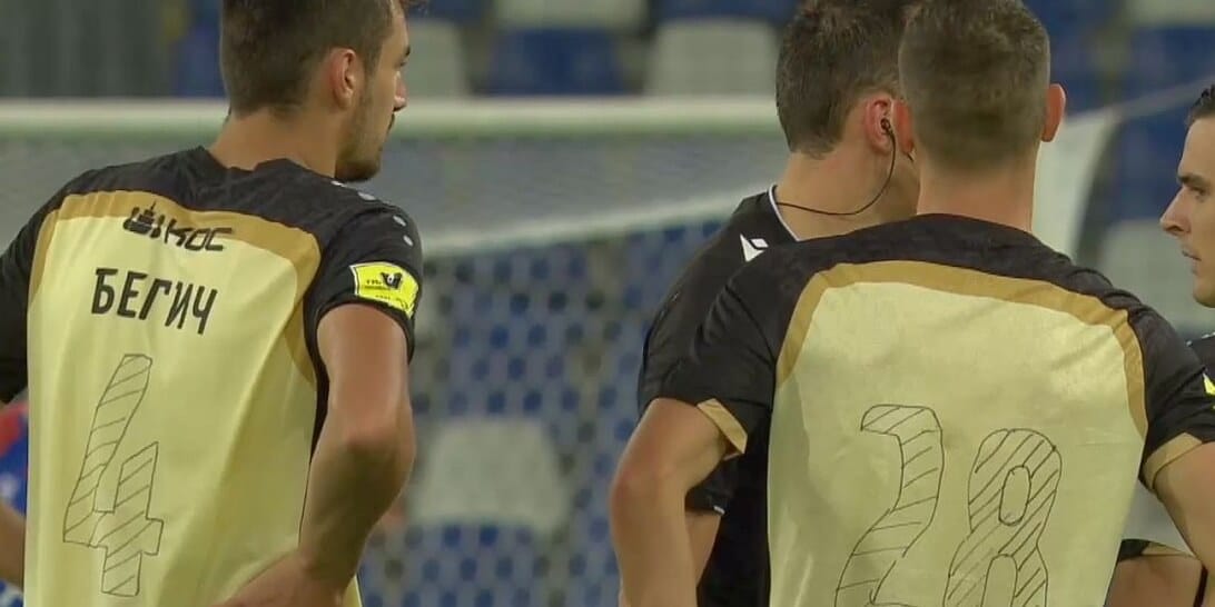 Kuriozalna sytuacja w meczu Rakowa. Piłkarze Rubina… pogubili numerki na koszulkach Zdjęcie główne wpisu