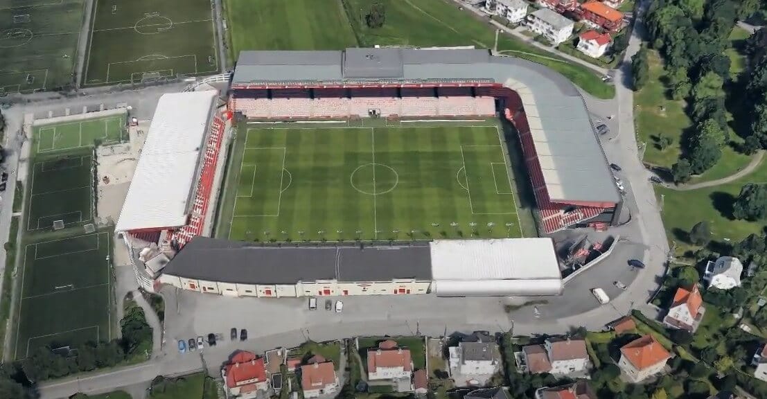 Piłkarze SK Brann przyłapani na kamerach stadionu. „Pijani zabrali ze sobą młode kobiety, uprawiali seks i biegali nago po boisku” Zdjęcie główne wpisu