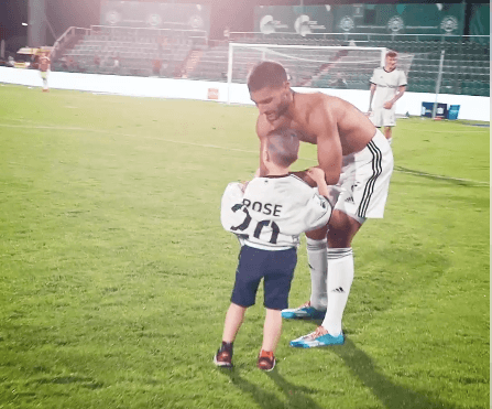 Młody Legionista wbiegł na murawę! Niezwykłe zachowanie zawodników [WIDEO] Zdjęcie główne wpisu