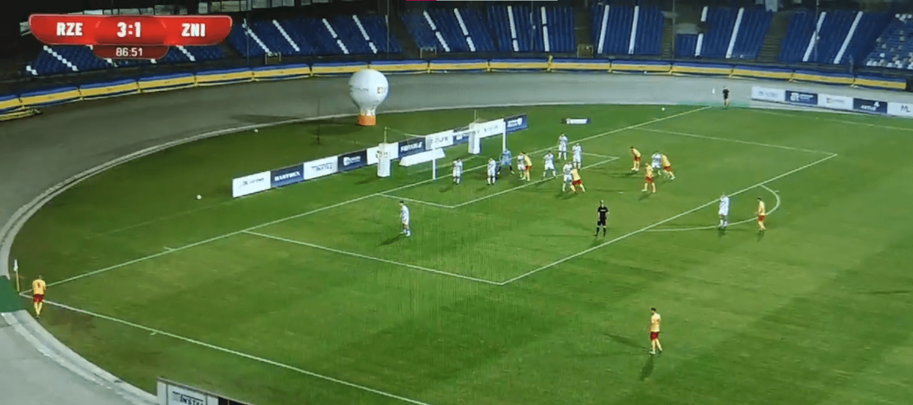 Do kogo trafi piłka? Niecodzienny rzut rożny w 2. lidze [WIDEO] Zdjęcie główne wpisu