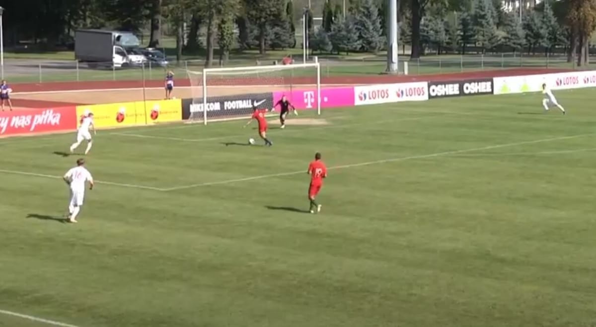 Fatalny błąd bramkarza polskiej młodzieżówki. Swoim zagraniem pobił Piątkowskiego [WIDEO] Zdjęcie główne wpisu