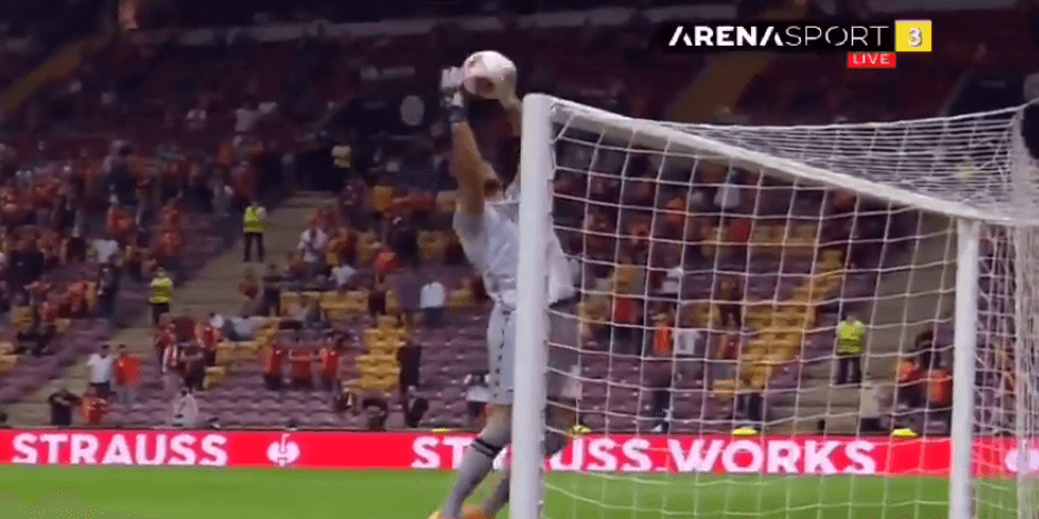 Fatalny kiks w Lidze Europy. Bramkarz Lazio z… samobójem tygodnia [WIDEO] Zdjęcie główne wpisu