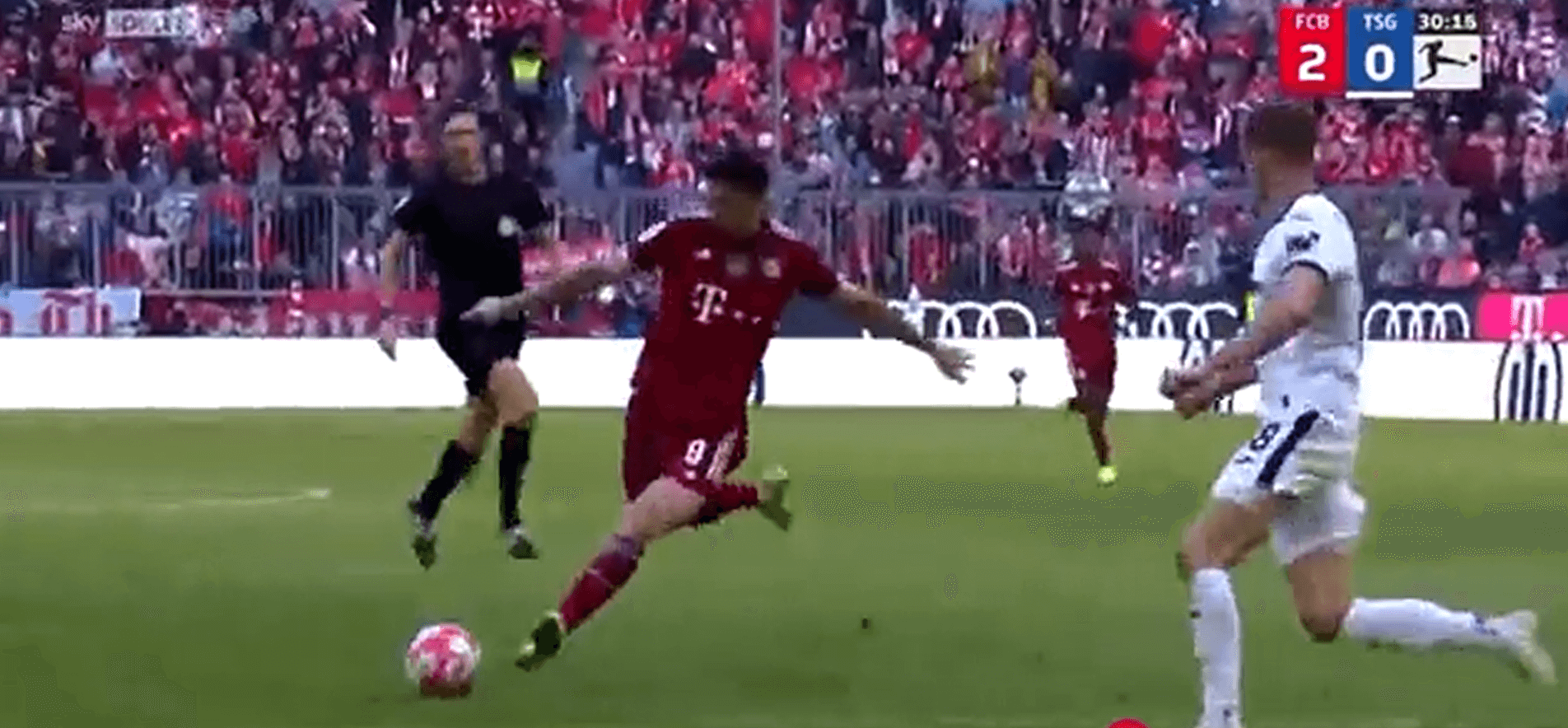 Robert Lewandowski kontynuuje strzelanie! 10. gol w tym sezonie Bundesligi [WIDEO] Zdjęcie główne wpisu