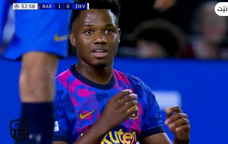 Komiczna przewrotka Ansu Fatiego. Hiszpan chciał zabawić się z obroną Dynama Kijów [WIDEO] Zdjęcie główne wpisu