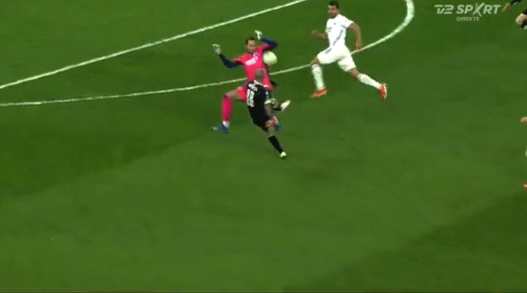 Ogromny klops Kamila Grabary. Otrzymał czerwoną kartkę już w 9. minucie meczu [WIDEO] Zdjęcie główne wpisu