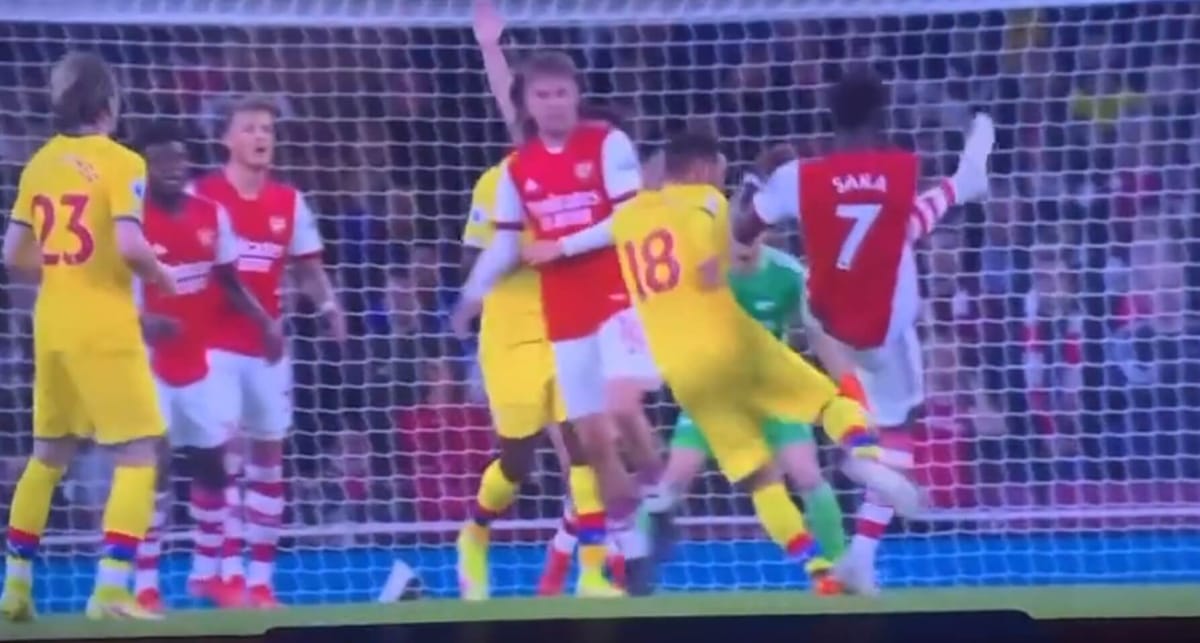 Brutalny faul w Premier League i brak czerwonej kartki. Co McArthur chciał osiągnąć? [WIDEO] Zdjęcie główne wpisu