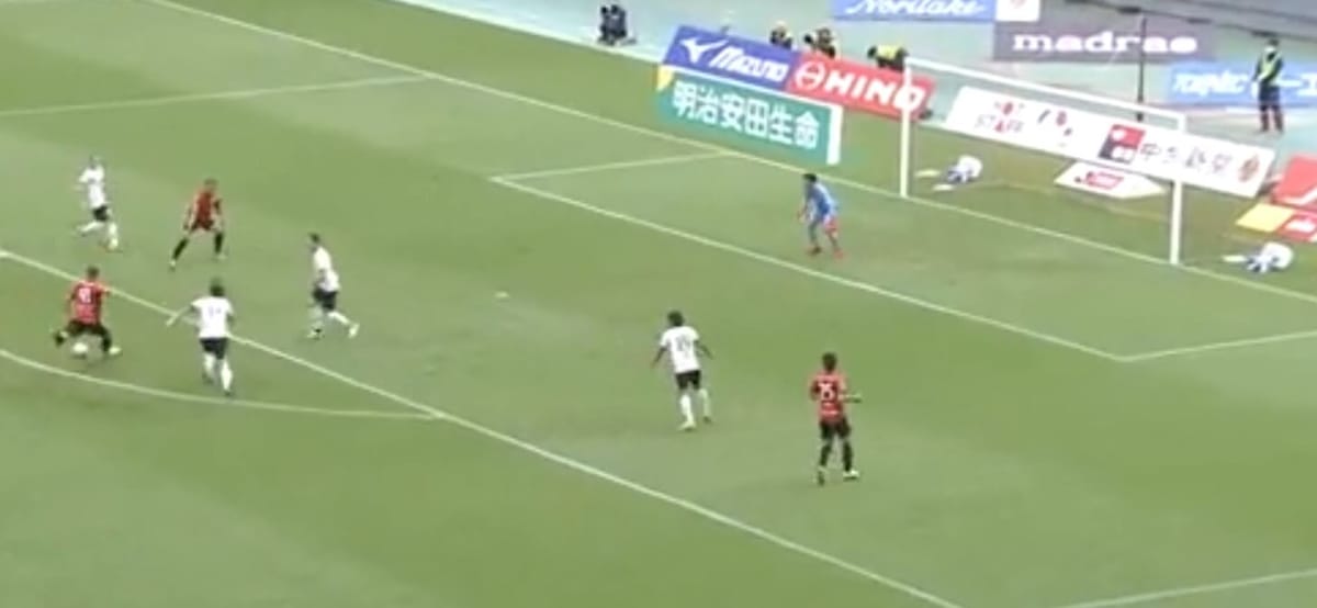 Jakub Świerczok z pięknym golem przeciwko Vissel Kobe. Dwukrotnie okiwał obrońcę rywali i pokonał bramkarza [WIDEO] Zdjęcie główne wpisu