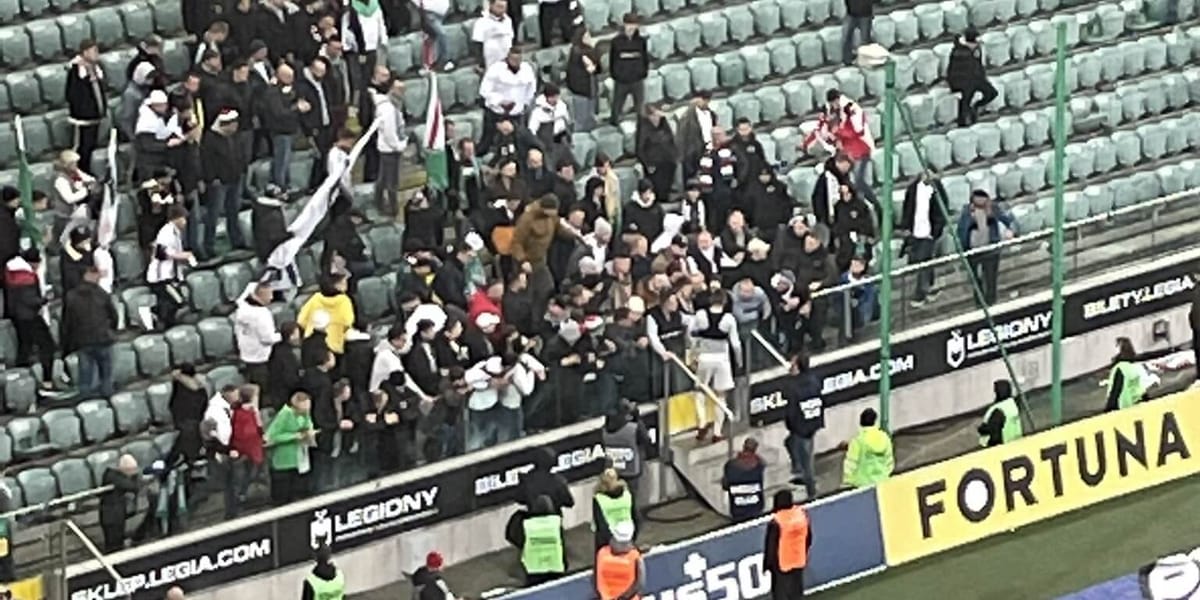 Artur Jędrzejczyk rozmawiał z kibicami po porażce ze Stalą. Zrobił to, jako jedyny [ZDJĘCIE] Zdjęcie główne wpisu