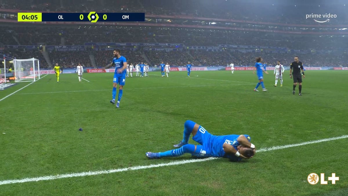 Dramatyczne sceny we Francji. Payet dostał w głowę butelką. Mecz przerwano po kilku minutach gry Zdjęcie główne wpisu