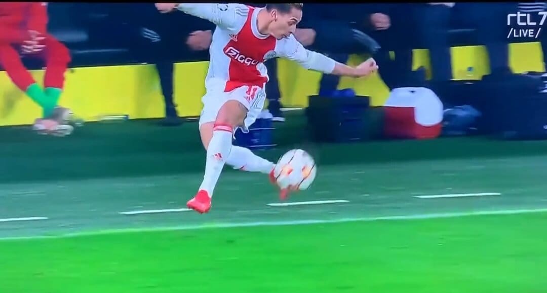 Antony zaczarował! Znakomite przyjęcie piłki w powietrzu [WIDEO] Zdjęcie główne wpisu