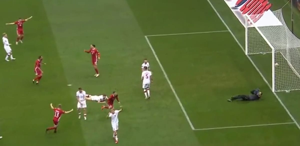 Brak krycia, a potem bezradne machanie. Kamery złapały reakcję Puchacza na drugiego gola Węgrów [WIDEO] Zdjęcie główne wpisu