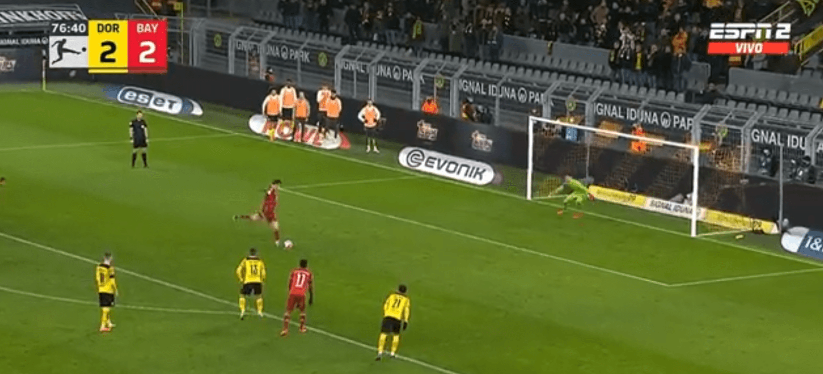 Lewandowski wyprowadza Bayern na prowadzenie! Polak nie zmarnował karnego [WIDEO] Zdjęcie główne wpisu