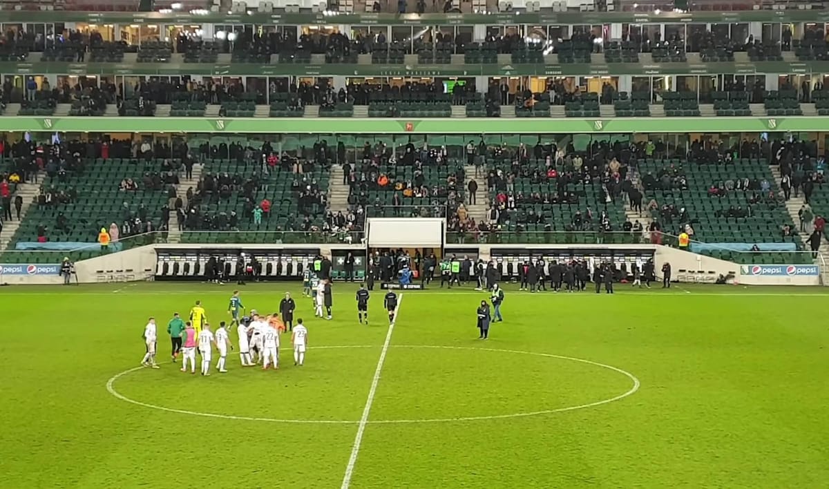 Kibice Legii ostro pożegnali swoich piłkarzy. „Wypie*****ć, wypie*****ć…” [WIDEO] Zdjęcie główne wpisu