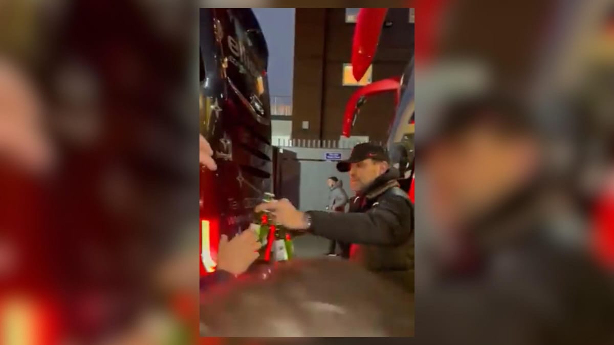 Klopp rozdał kibicom „prezenty”. Miły gest szkoleniowca [WIDEO] Zdjęcie główne wpisu