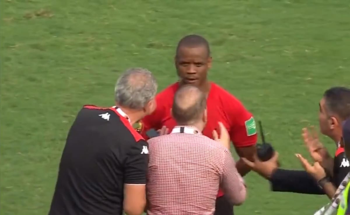 Szef sędziów CAF skomentował środowe zamieszanie. „Sędzia doznał udaru cieplnego” Zdjęcie główne wpisu