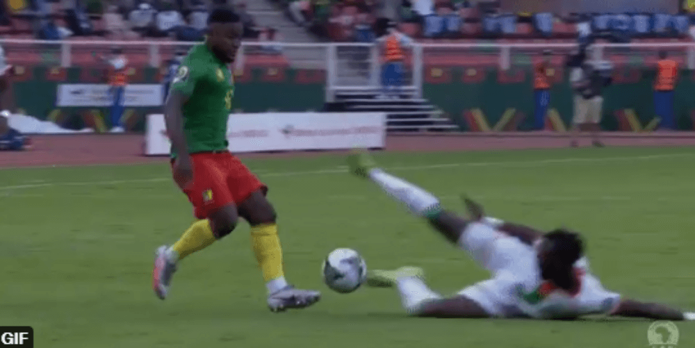 Brutalne wejście w 1. minucie meczu PNA. To powinna być czerwona kartka [WIDEO] Zdjęcie główne wpisu