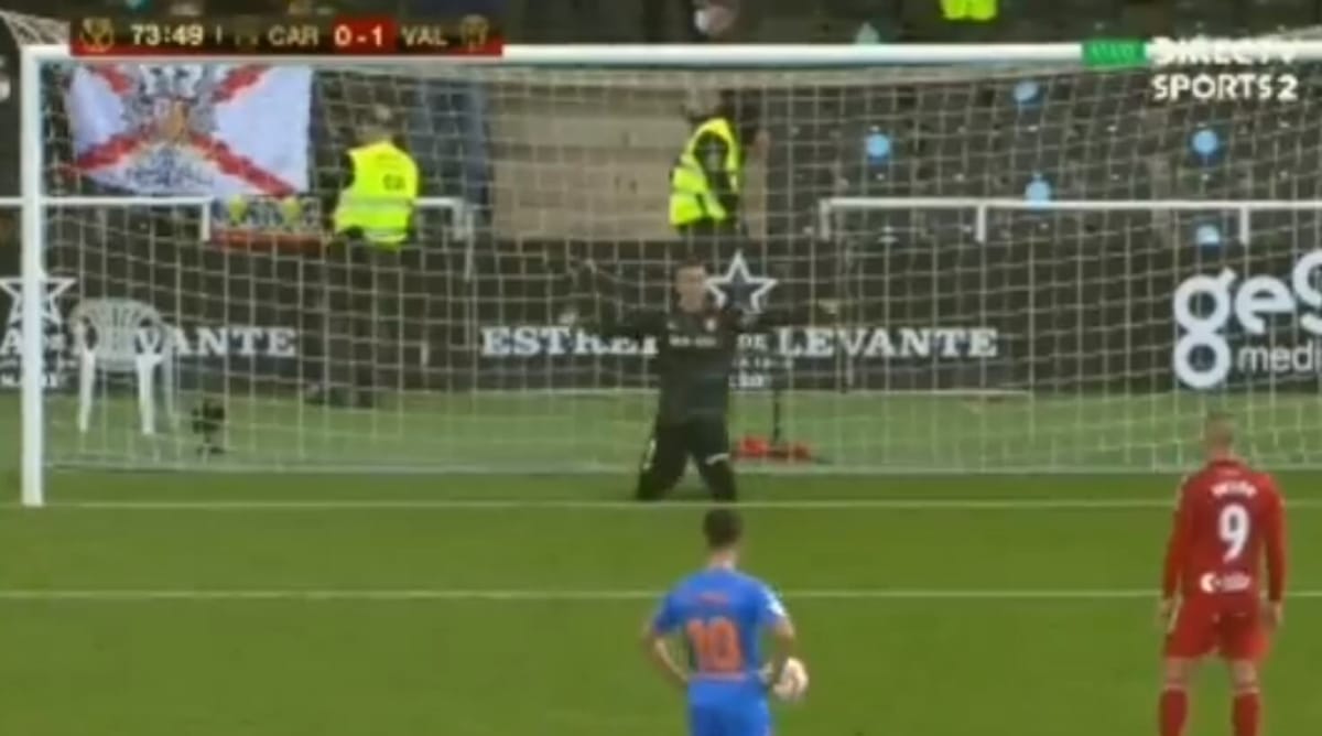 Niecodzienne zachowanie bramkarza w Pucharze Króla. Padł na kolana i próbował powstrzymać strzelca karnego [WIDEO] Zdjęcie główne wpisu